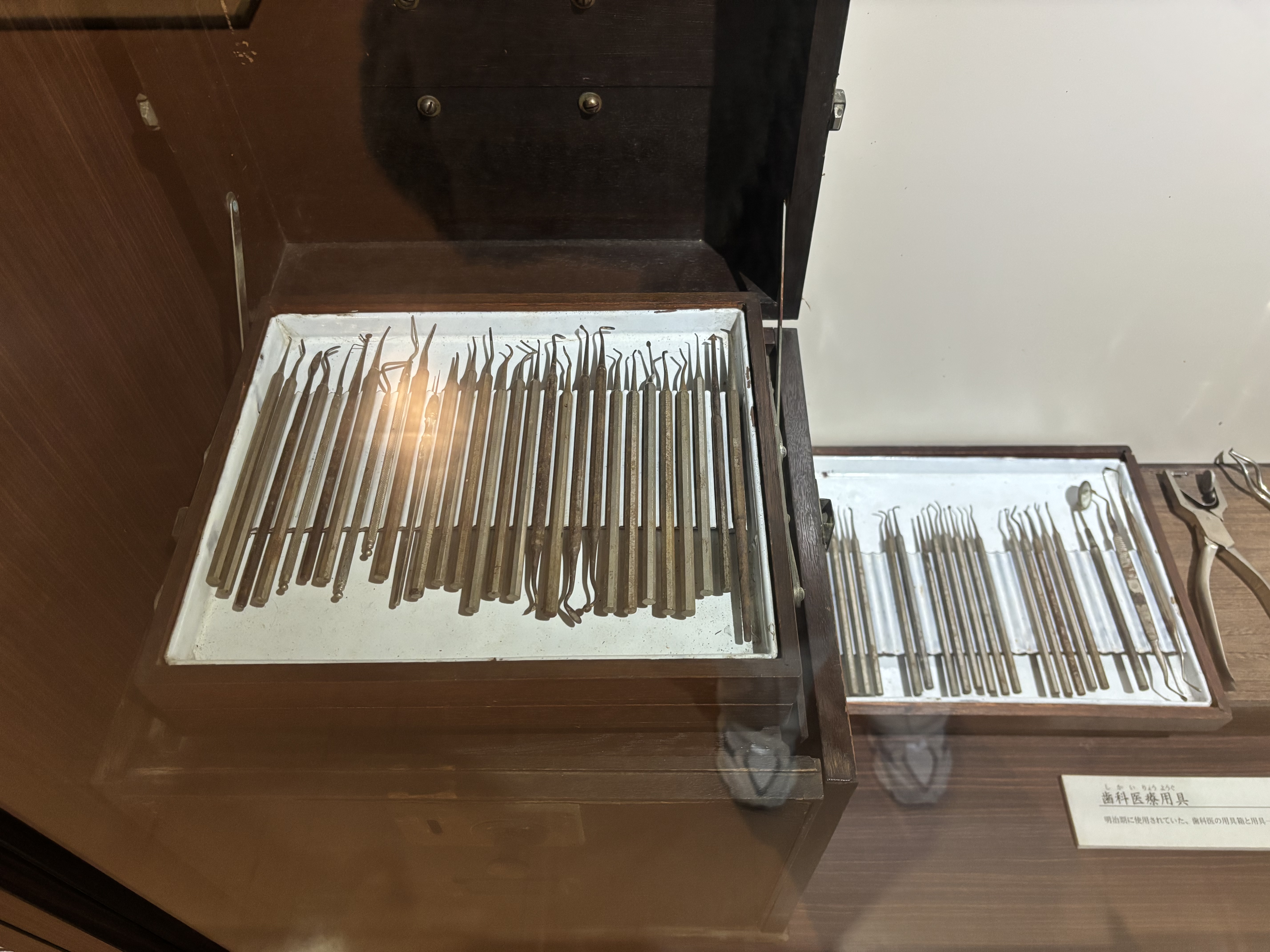 昔の歯科医療器具